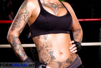 Боевая порнозвезда Клейо Валентичем в шортах с татуировками, показывает половые губы и круглые сиськи photo #3
